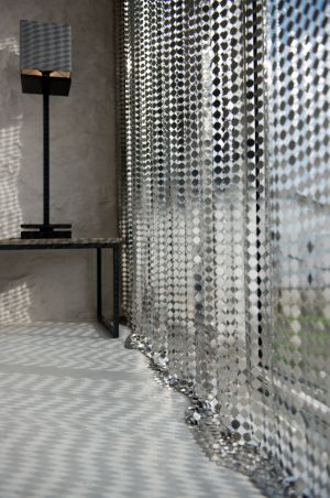 Metal curtain with square plates